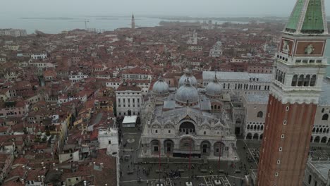 Venedig-Italien-Innenstadt-Filmische-Luftaufnahme-An-Einem-Nebligen-Tag