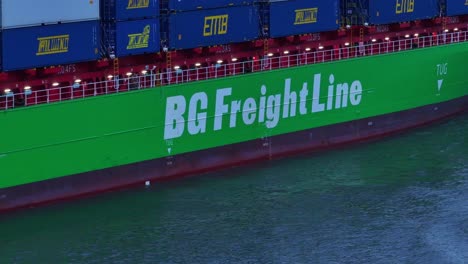 BG-Freight-Line-Mit-Containern-Auf-Dem-Meer-In-Der-Nähe-Von-Barendrecht,-Niederlande