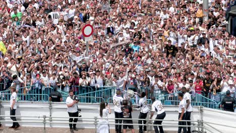 Celebrando-Su-36º-Título-De-Liga,-Los-Jugadores-Del-Real-Madrid-Y-Miles-De-Aficionados-Se-Reunieron-En-La-Plaza-Cibeles-De-Madrid,-España