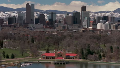 Brunnen-Stadtpark-Innenstadt-Denver-Colorado-Frühling-Montieren-Blauer-Himmel-Evans-Luftdrohne-Usa-Front-Range-Rocky-Mountains-Vorgebirge-Wolkenkratzer-Gegend-Ferril-See-Tagsüber-Sonnig-Wolken-Rückwärts-Enthüllen