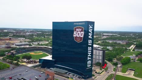 Vista-Aérea-Del-Hotel-JW-Marriott-Con-Un-Enorme-Logotipo-Oficial-Del-Evento-Que-Celebra-Las-500-Millas-De-Indianápolis-En-Una-Elegante-Fachada-De-Vidrio