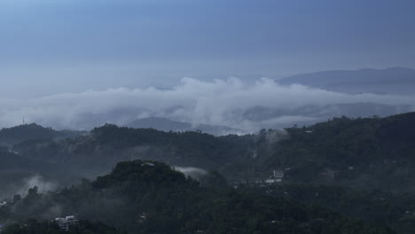 Montañas-En-Las-Nubes-Al-Atardecer-En-Verano