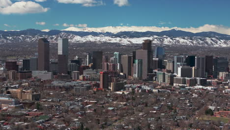 Ciudad-Lavar-Parque-Centro-Denver-Colorado-Aéreo-Drone-Barrio-Calles-Primavera-Monte-Cielo-Azul-Evans-Rango-Frontal-Montañas-Rocosas-Estribaciones-Rascacielos-Durante-El-Día-Soleado-Nubes-Abajo-Foque-Movimiento