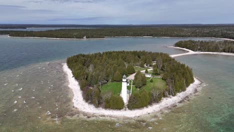 El-Faro-De-La-Isla-Cana-Es-Un-Faro-Ubicado-En-El-Lago-Michigan,-Justo-Al-Norte-Del-Puerto-De-Baileys-En-El-Condado-De-Door,-Wisconsin.