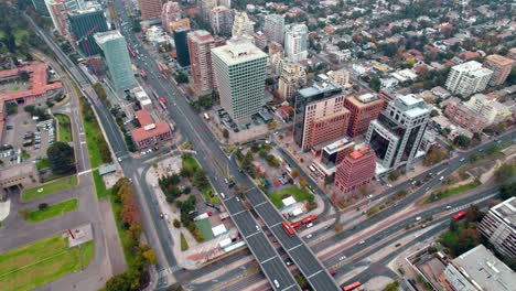 Vista-Aérea-Estableciendo-El-Sector-Escuela-Militar,-Zona-Afluente-De-Santiago-De-Chile-Con-El-Edificio-SCl-Apoquindo,-Calle-Principal-De-Las-Condes