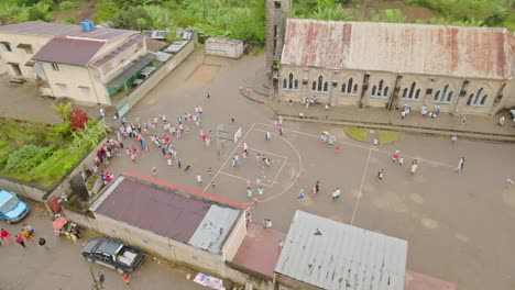 Ein-Schulhof-Voller-Afrikanischer-Kinder,-Die-Die-Grundschule-Besuchen