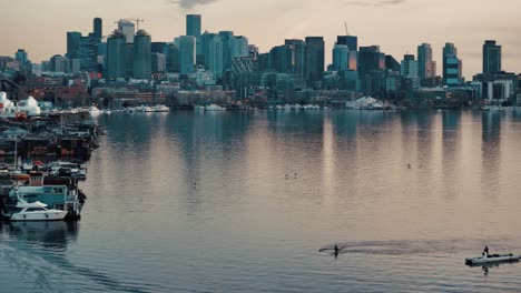 Sunset-Establishing-Shot-Over-Lake-Union-with-Seattle-Skyline,-Rowers,-Boats,-and-Birds