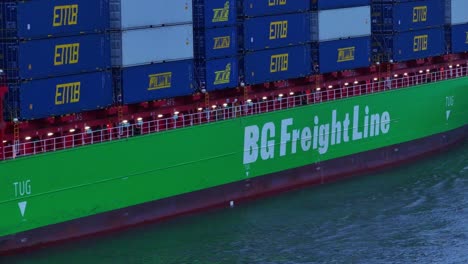 BG-Green-Freight-Line-Navegando-Cerca-De-Barendrecht-En-Rotterdam,-Holanda-Meridional,-Países-Bajos