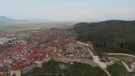 Aéreo-Panorámico-Drone-Mosca-Rumano-Castillo-Rasnov-Pueblo-Arquitectura-Horizonte-Fondo