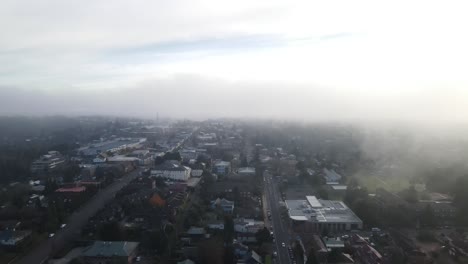 Drone-Aéreo-Volando-A-Través-De-Las-Nubes-Sobre-La-Ciudad-De-Katoomba-En-Las-Montañas-Azules
