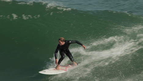 Ein-Surfer-Fängt-Eine-Schöne-Welle-Am-Steamer-Lane-In-Santa-Cruz,-Kalifornien