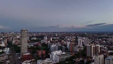 Vistas-De-Alto-Vuelo-De-Una-Metrópolis-Dinámica