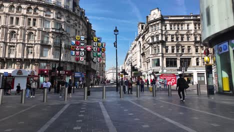 Mañana-En-Leicester-Square-Mirando-Hacia-Piccadilly-Circus,-Londres,-Reino-Unido.