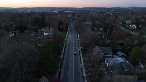 Vogelperspektive-Luftaufnahme-über-Der-Hauptstraße-Der-Vorstadt-In-Einer-Amerikanischen-Stadt