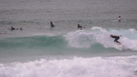 Cámara-Lenta-De-Un-Surfista-En-Una-Ola-De-Tamaño-Mediano,-Playa-Duranbah,-Costa-Dorada-Del-Sur