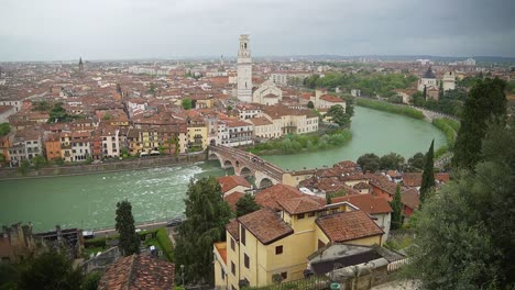 Vista-única-De-La-Ciudad-De-Verona-Con-Vistas-A-Los-Monumentos-Históricos-Y-Al-Río-Que-Atraviesa-El-Centro-De-La-Ciudad.