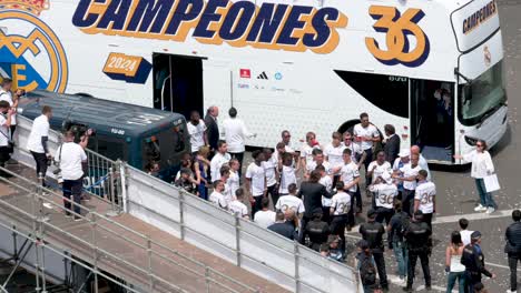 Los-Jugadores-Del-Real-Madrid-Celebran-Ganar-El-36º-Campeonato-De-La-Liga-Española-De-Fútbol,-El-Campeonato-Del-Trofeo-De-La-Liga,-En-La-Plaza-De-Cibeles-En-Madrid,-España.