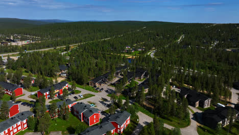 Luftüberführung-über-Hütten-Und-Häuser-Im-Dorf-Saariselkä,-Sommer-In-Finnland