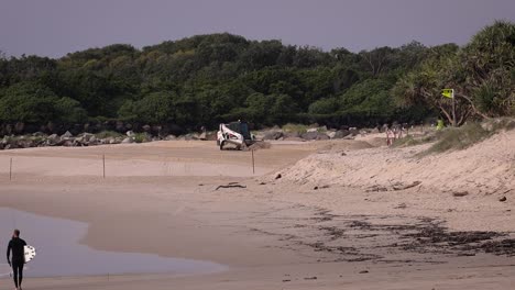 Bobcat-Moviendo-Arena-En-La-Playa-De-Duranbah-Debido-A-La-Fuerte-Erosión,-En-La-Costa-Dorada-Del-Sur