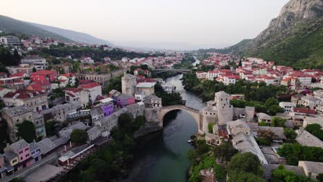 Wide-aerial-shot-of-old-bridge-in-Mostar,-Bosnia-and-Herzegovina