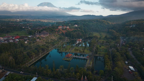 Spitze-Des-Wasserpalastes-In-Karangasem-Regency,-Bali-In-Indonesien