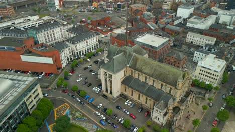 Toma-Aérea-De-La-Catedral-De-Santa-Ana-En-El-Barrio-De-La-Catedral-De-Belfast-En-Irlanda-Del-Norte