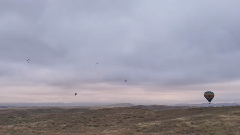 Festival-Del-Vino-Y-Globos-De-Temecula-Cinco-Globos-Dos-Parapentes-El-Globo-Más-Cercano-Dispara-Fuego-Para-Ganar-Altitud-Imágenes-De-Drones