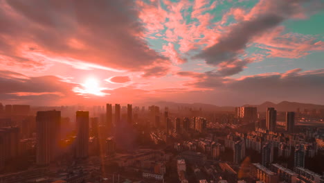 Luz-Naranja-Del-Atardecer-Sobre-El-Horizonte-De-La-Ciudad-Moderna-Con-Icónicos-Edificios-Rascacielos-Emblemáticos-Del-Horizonte,-Vista-Panorámica-Aérea