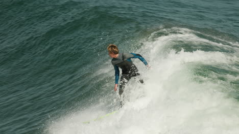 Ein-Surfer-Fängt-Eine-Schöne-Welle-Am-Steamer-Lane-In-Santa-Cruz,-Kalifornien
