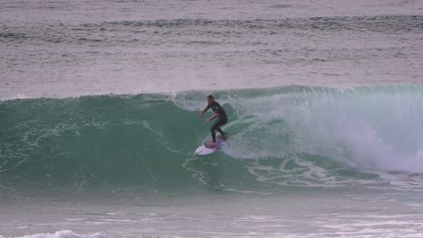 Cámara-Lenta-De-Un-Surfista-En-Una-Ola-De-Tamaño-Mediano,-Playa-Duranbah,-Costa-Dorada-Del-Sur