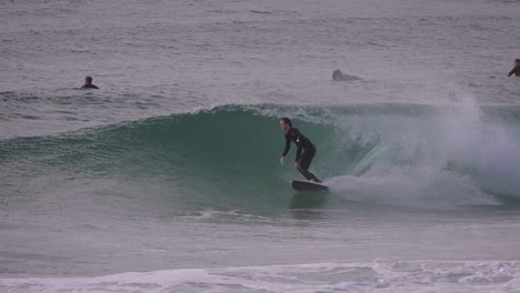 Cámara-Lenta-De-Un-Surfista-En-Una-Ola-De-Tamaño-Mediano,-Playa-Duranbah,-Costa-Dorada-Del-Sur