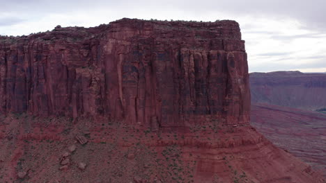 Drone-moving-and-capturing-circle-view-of-Monument-Valley,-Utah,-United-states