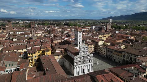 Lucca-Italia-Vista-Descendente-Del-Centro-De-La-Ciudad