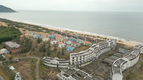 Zeitlupen-Rückzug-über-Verlassenes-Multi-Millionen-Dollar-Resort-In-Lang-Co,-Vietnam