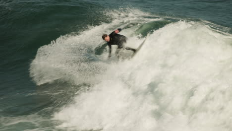 Un-Surfista-Coge-Una-Buena-Ola-En-Steamer-Lane-En-Santa-Cruz,-California.