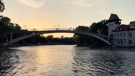 Hermosa-Puesta-De-Sol-En-Berlín-En-El-Río-Spree-Con-Puente-A-La-Isla-En-Primavera