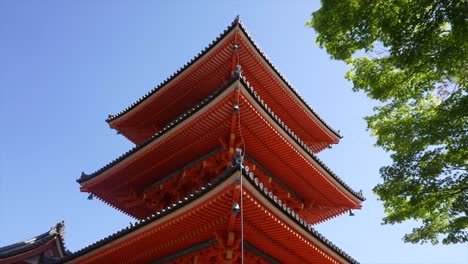 Traditionelle-Japanische-Holzpagode-Mit-Mehreren-Stockwerken,-Rot-Bemalt-Im-Kiyomizu-Dera-Tempel-In-Kyoto