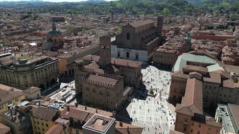 Busy-downtown-Bologna-Italy-with-people,-great-for-timelapse