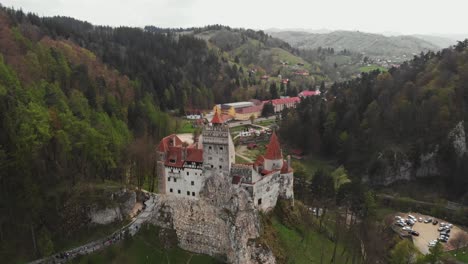 Castillo-De-Drácula-Enfoque-Lento-Con-Drones-Arquitectura-De-Transilvania-Mosca-Del-Valle-Verde