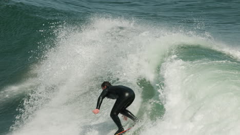 Ein-Surfer-Fängt-Eine-Schöne-Welle-Am-Steamer-Lane-In-Santa-Cruz,-Kalifornien