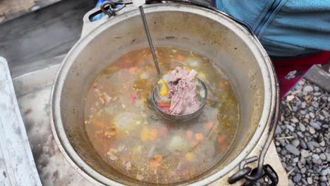 El-Vídeo-Muestra-La-Preparación-De-Una-Sopa-Aromática-En-La-Naturaleza