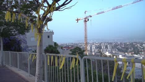 Blick-Auf-Die-Stadt-Haifa-Mit-Solidaritätsbekundungen-Mit-Den-Familien-Der-Nach-Gaza-Entführten-Geiseln,-Gelbe-Bänder