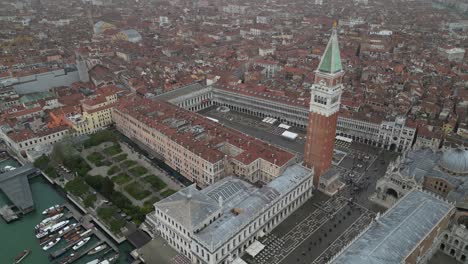 Venedig-Italien-Seitwärtsflug-Blick-Auf-Die-Innenstadt-An-Einem-Nebligen-Tag