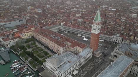 Venecia-Italia-Vista-Lateral-Del-Vuelo-En-El-Centro-En-Un-Día-Brumoso