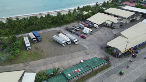 Luftumlaufbahn-Von-Lastwagen,-Die-Auf-Einem-Lagerhausparkplatz-In-Der-Bicol-Region,-Philippinen,-Abgestellt-Sind