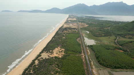 Los-Complejos-Turísticos-Abandonados-Ensucian-La-Desierta-Costa-De-Lang-Co-En-Vietnam-Central