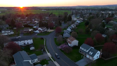 Toma-Aérea-De-Establecimiento-De-Un-Nuevo-Barrio-Moderno-En-Un-Suburbio-Americano