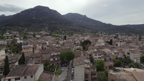 Auto-Fährt-In-Mittelalterlicher-Schmaler-Straße-Im-Dorf-Soller,-Insel-Mallorca,-Drohne