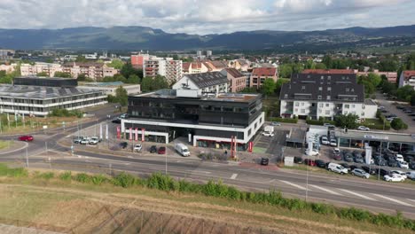 Descripción-Aérea-De-Un-Edificio-De-Oficinas-En-Un-Parque-Empresarial-En-Suiza