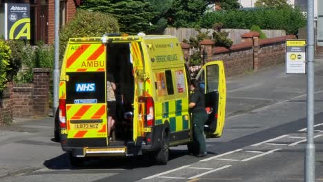 Polizei-Und-Rettungssanitäter-Rettungswagen-Team-Beenden-Verkehrsunfall-In-Britischer-Nachbarschaft